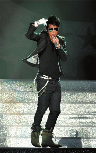 ①韩三平授予冯小刚最佳导演荣誉.