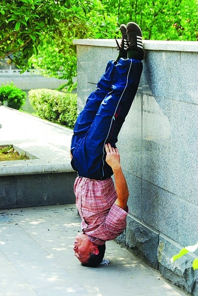 头顶地,脚朝天,双目闭,睡着了?高手啊.