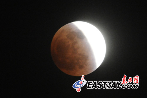 21时45分上海上空"红月亮"初显