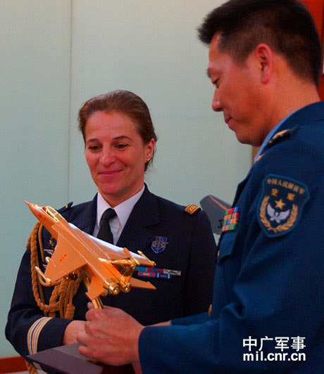 刘文起大校,向驻华空军武官俱乐部主任,法国空军武官毕雅欣中校赠送