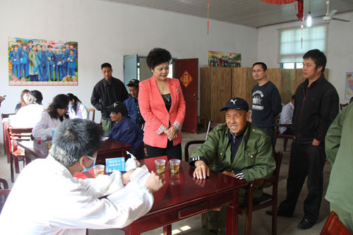 11月2日,浙江省衢州市侨联组织巨化医院医务人员来到衢江区莲花镇敬老