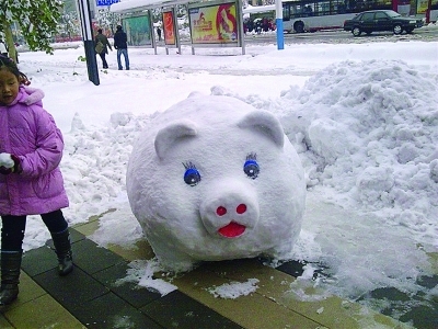 猪爸爸雪人图片