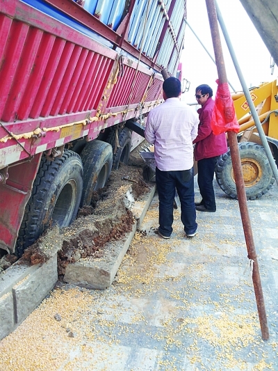 扬子晚报讯(记者 焦哲)昨天上午,路过江宁诚信大道和将军大道交叉路口