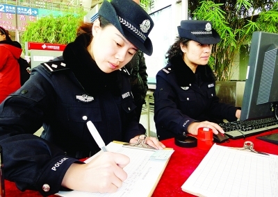 南京火車站增臨時制證服務檯 為旅客辦理臨時身份證(圖)