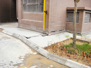 新房还未入住小区地面多处沉降