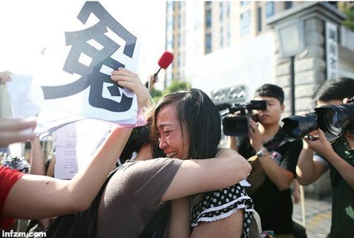 唐慧女儿是否被迫卖淫存疑:拒受解救被母拖走