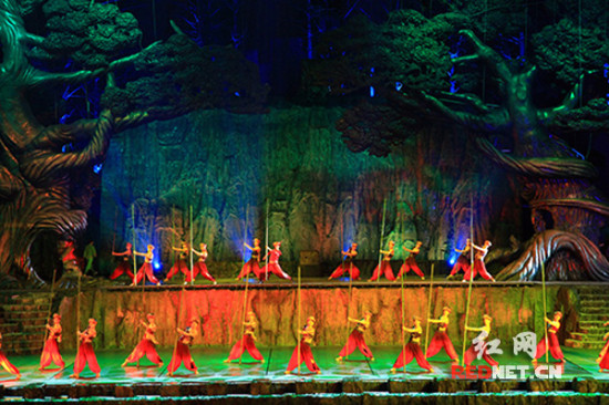 (《烟雨凤凰》的演出实况)