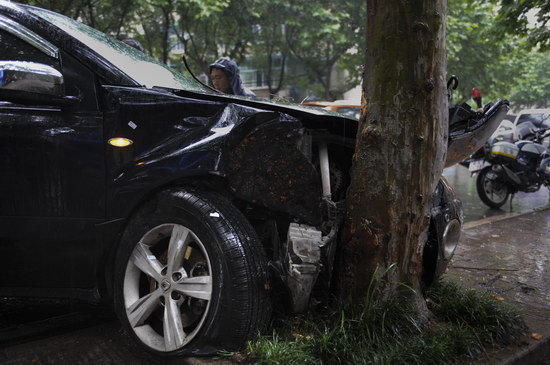 长沙越野车撞树 车主称因避电动车(组图)