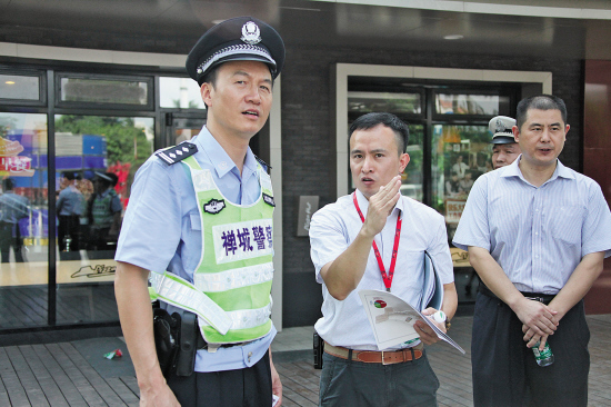 李剑雄和创意产业园相关负责人进行协商记者跑腿羊城晚报讯 记者郑诚