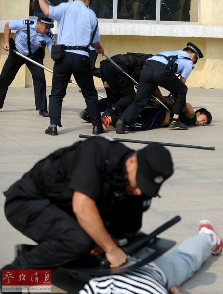 点击图片进入下一页资料图片:6月30日,在实战演练现场,两名"暴恐分子"