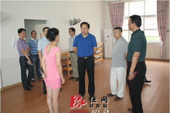 祁阳县县长周新辉调研教育工作