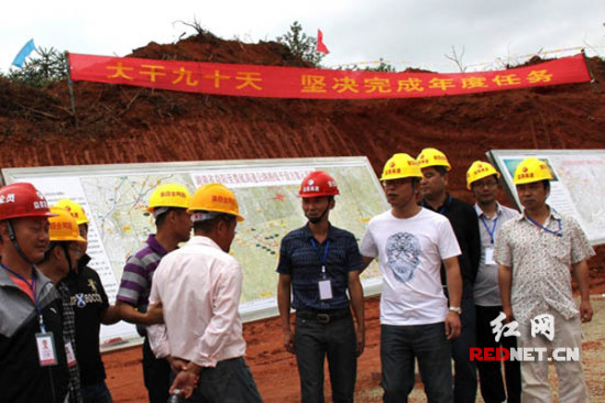 益娄高速胸牌制强化工人安全管理(组图)