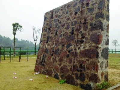 女生参加社会实践攀爬"障碍墙"摔伤