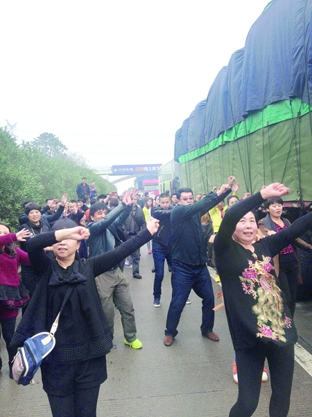 高速堵车间隙 大妈带领一群人跳起广场舞