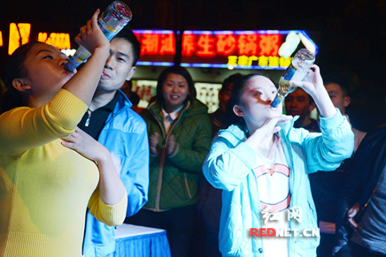 女汉子为与男友同台夺冠拼酒成最美挑战者