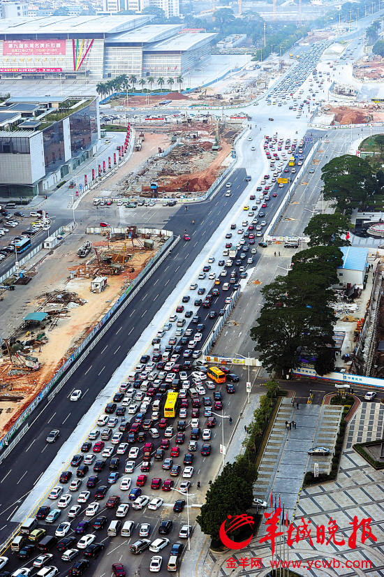 东莞大道鸿福路口还在塞 四环路建人行天桥又堵路