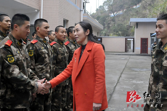 贺庆玲还与自己联系的包保户面对面交谈,详细了解包保户的想法和困难