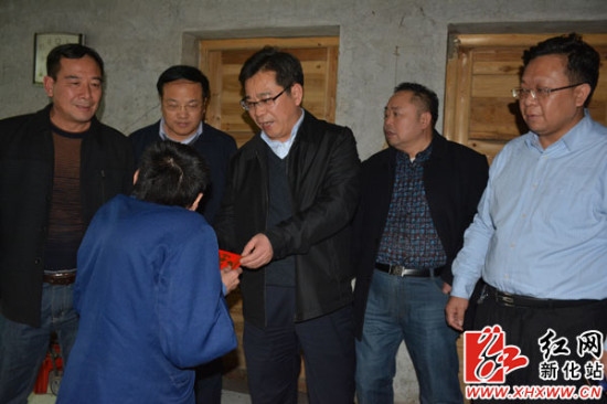 新化县委书记胡忠威慰问城区困难群众