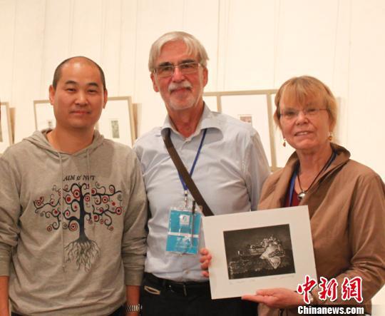 刘西省副教授因藏书票与国际知名藏家结跨国友谊