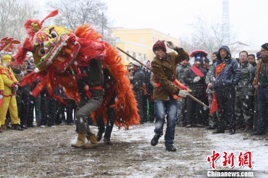 甘肃各地农民耍社火唱大戏闹元宵 年味更浓(图)_新浪新闻