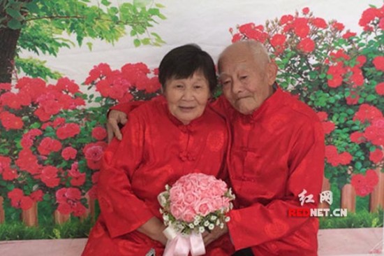 者陈丹丹在数码城买下了随身播放机送给95岁高龄喜欢看花鼓戏的李菊珍