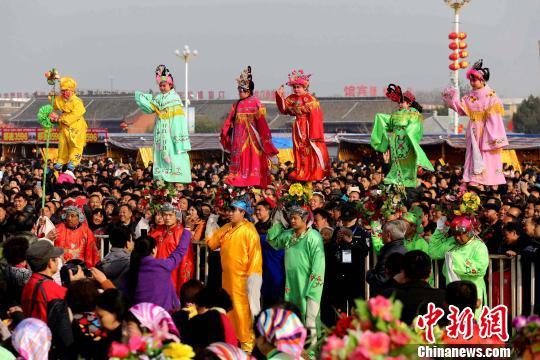 空中芭蕾助陣河南淮陽廟會引眾人圍觀圖