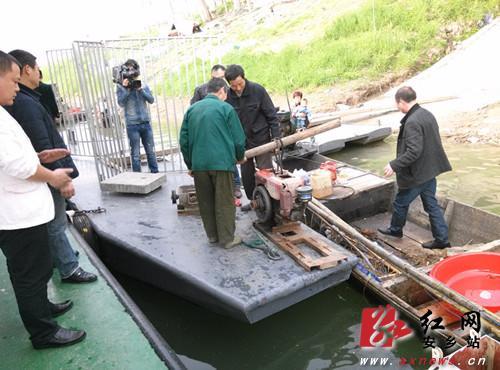 县渔政管理站接到市民举报,在松虎洪道安乡大桥附近发现电力捕鱼船只