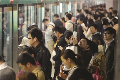 南京地铁三号线昨正式开跑了 早高峰3.8万市民"挤并快乐着"
