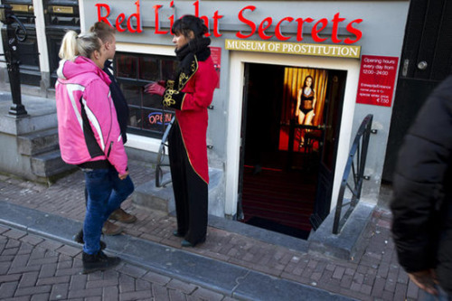 荷兰欲关闭红灯区橱窗妓女上街抗议别拯救我们