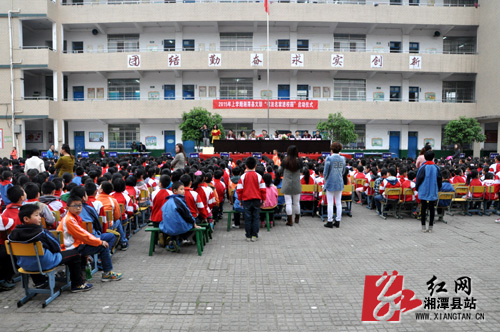 湘潭县书法名家进校园言传身教弘扬民族文化瑰宝