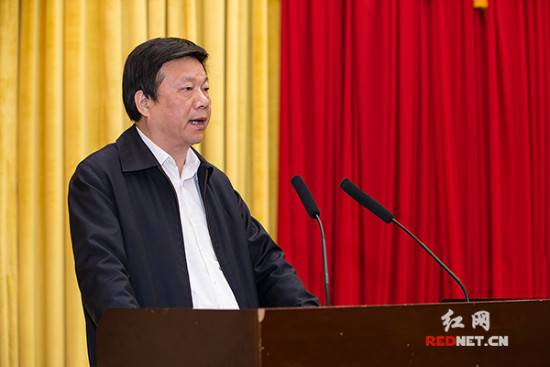 (岳阳市委书记卿渐伟发言.