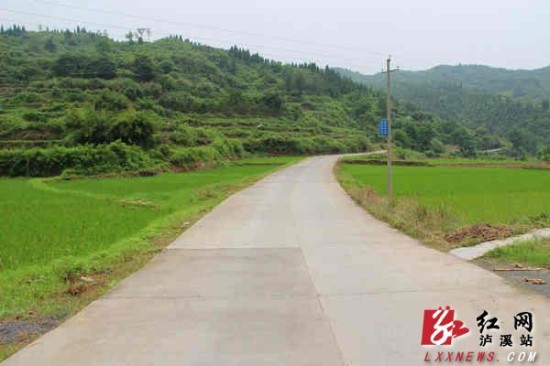 農村公路整體質量標準為重點,多方籌措資金,大力實施農村農路通暢工程