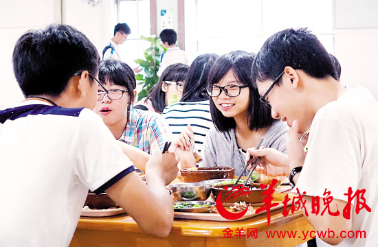 广雅中学招生开放日 大批考生及家长冒雨前来