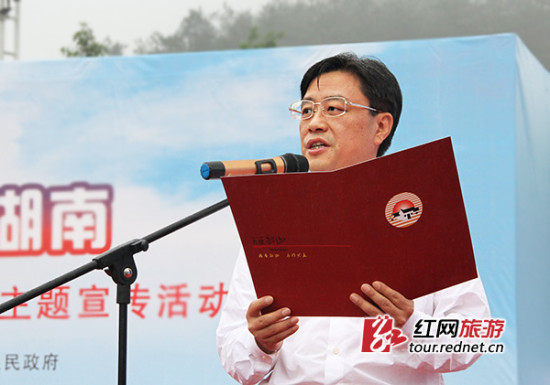 (省政府副秘书长熊方平为首支"湖南省大学生文明旅游志愿者劝导队"