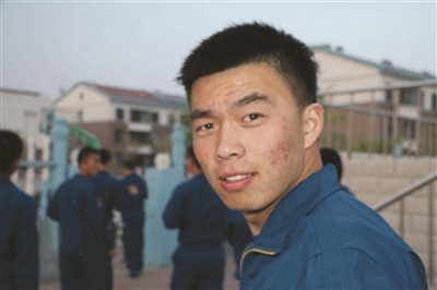 海军飞行员姜涛,鲁朋飞面对发动机空中起火的重大险情,果断驾机