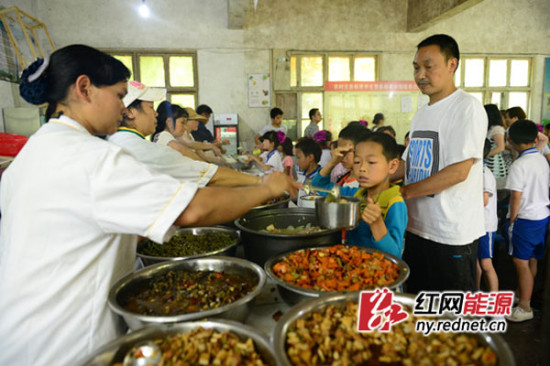 "爱心妈妈"和留守儿童共进营养午餐 红网怀化6月2日讯