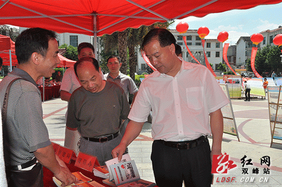 (右一)为县委副书记,县长杨维(右二)为县委常委,常务副县长邹学耀参加