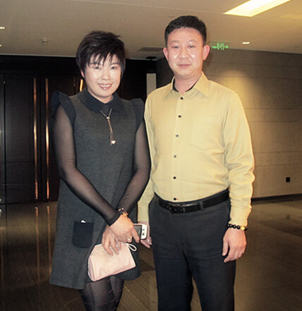 著名学者于丹和李剑宇合影除了在家乡赤峰有各种投资之外,李剑宇还