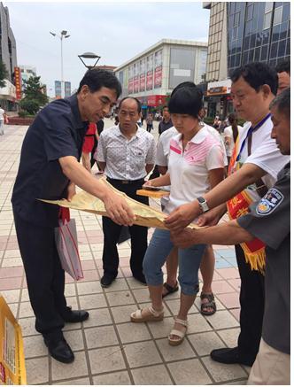 避暑山庄文化使者,著名作家戴俊卿在赤峰繁华街头宣传 与市民