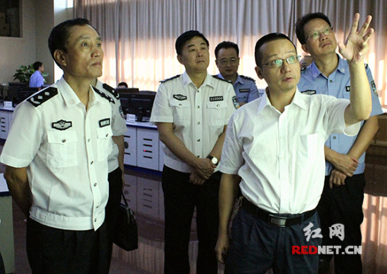 (8月4日,湖南省公安厅党委委员,副厅长赵立民(左一)查看国家电网