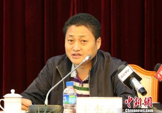 面对与会的20多家媒体记者,东川区副区长林华就备受社会关注的"牛奶河