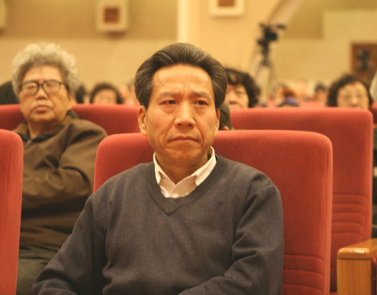 图文:中国老年学会秘书长冯一认真听课