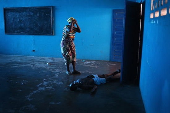 年度新闻照片大奖:2014年8月15日,利比里亚蒙罗维亚,埃博拉病房里