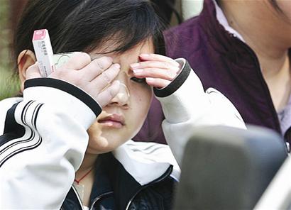 图文:胶水半夜"使坏" 粘住女孩双眼