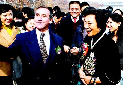 图文:白小琳身着汉装亮相珞珈山