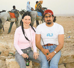 当26岁的"恐怖大亨"本·拉登的四儿子奥马尔与51岁的英国祖母简