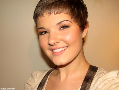 海伦娜和模特公司签订了3年的合同