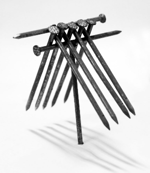 一根铁钉子顶起十一根铁钉子(只有顶的那根可以钉入地下或拿在手上)吗