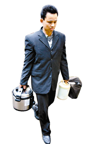 昨日,陈春沐在广州东站把饭菜递到了有需要的人的手中.