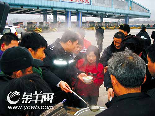 广东交警:用辛劳换来"一路畅顺"